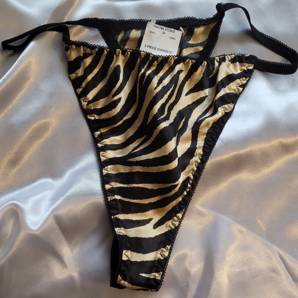 Three piece gold and black lingerie Set (Large) Robe, Cami, Thong Underwear. - Picture 8 of 10